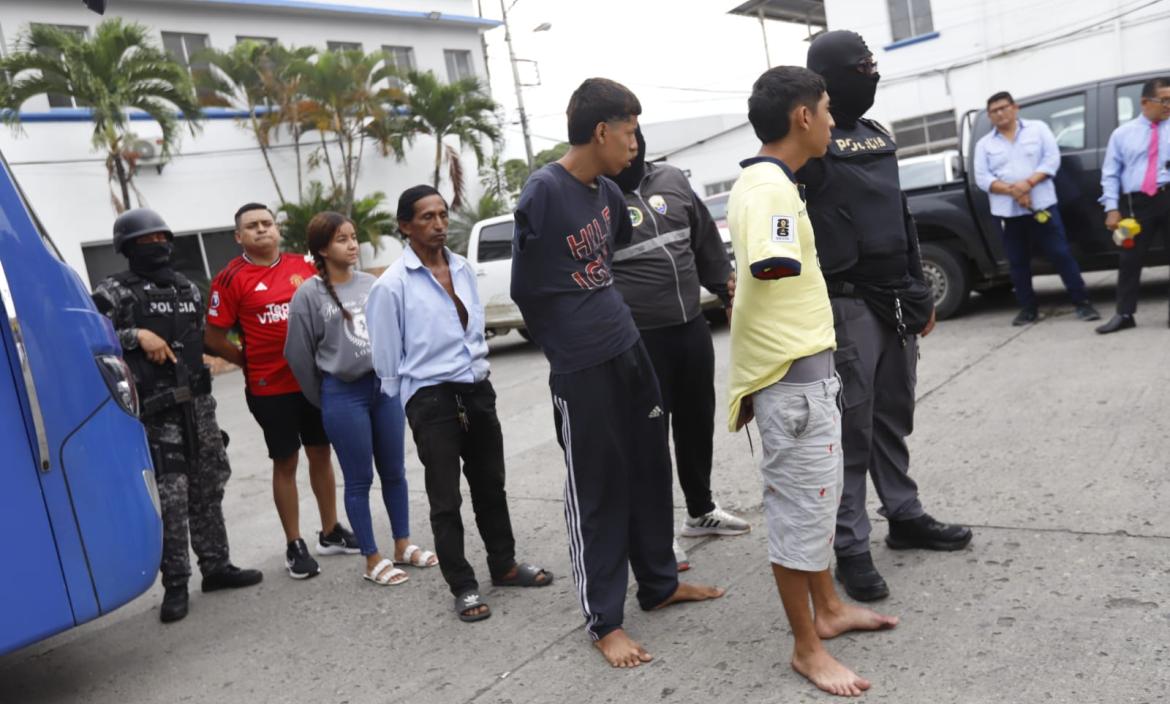 Los cinco detenidos en ambos casos , al igual que las evidencias, fueron presentados en el cuartel modelo, en el norte de Guayaquil.