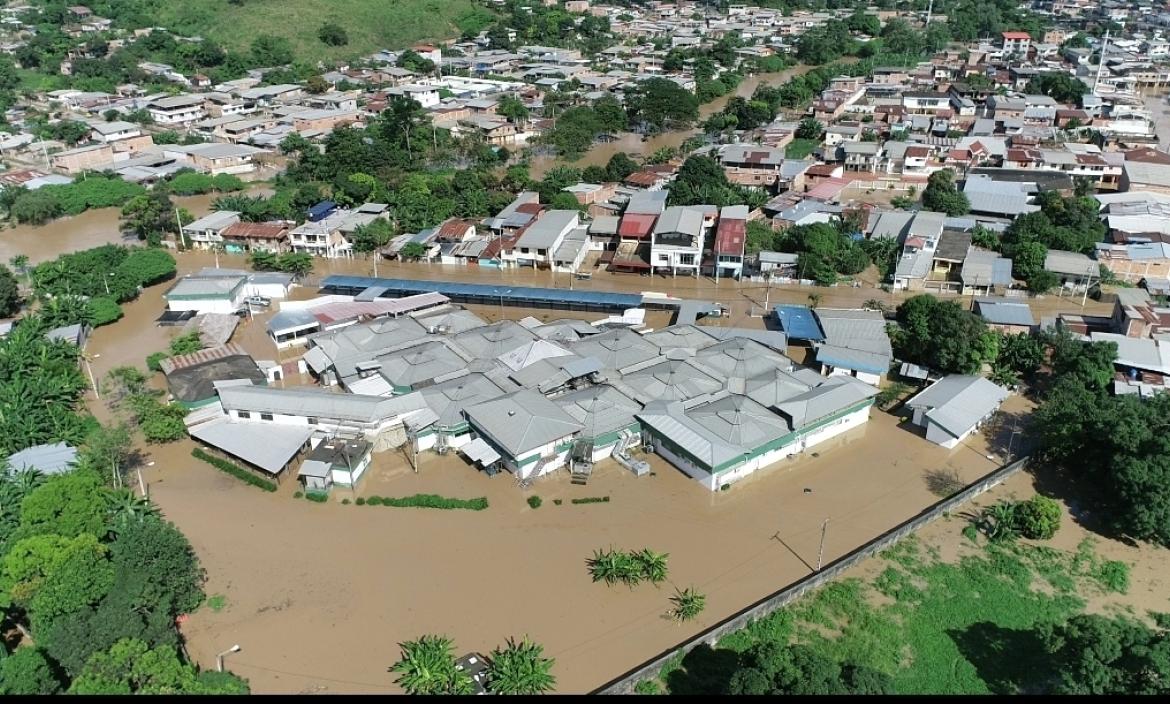 Imagen aérea del Hospital IESS de Chone durante una inundación.