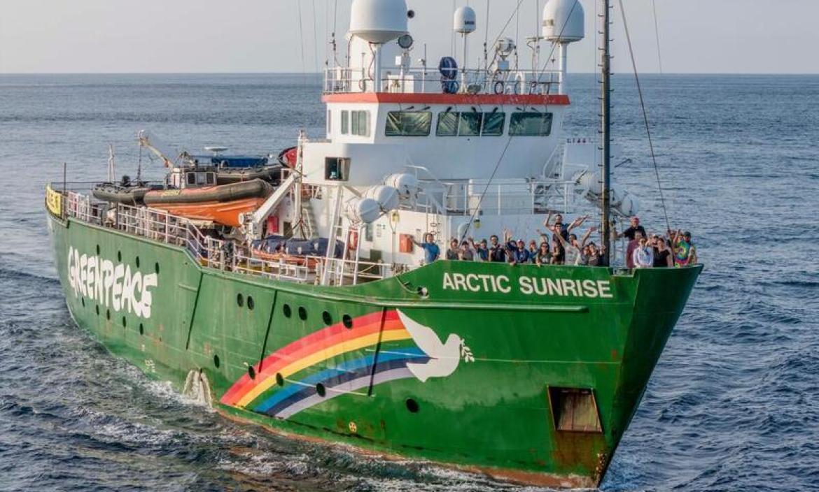 Greenpeace en Galápagos.jpg
