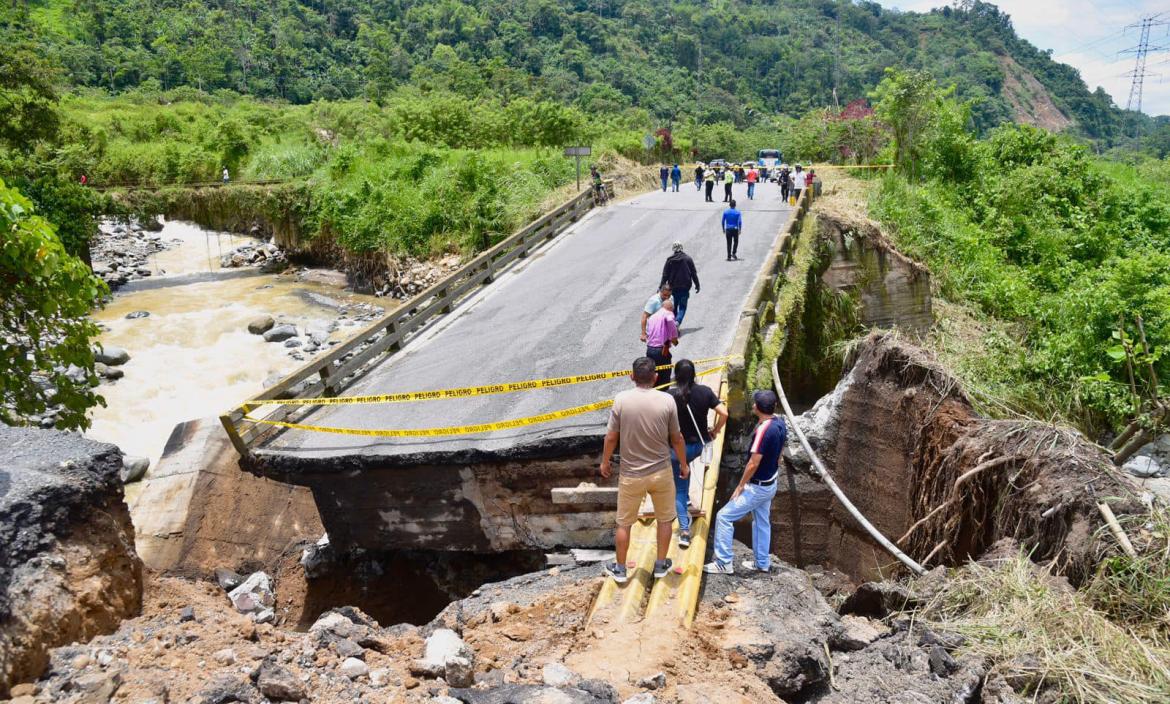 Puente se cayó en la vía Alóag - Sto. Domingo