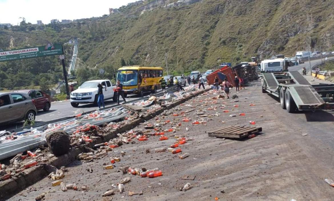 Un accidente de tránsito de un tráiler cargado de bebidas cerró el Paso Lateral en Ambato.