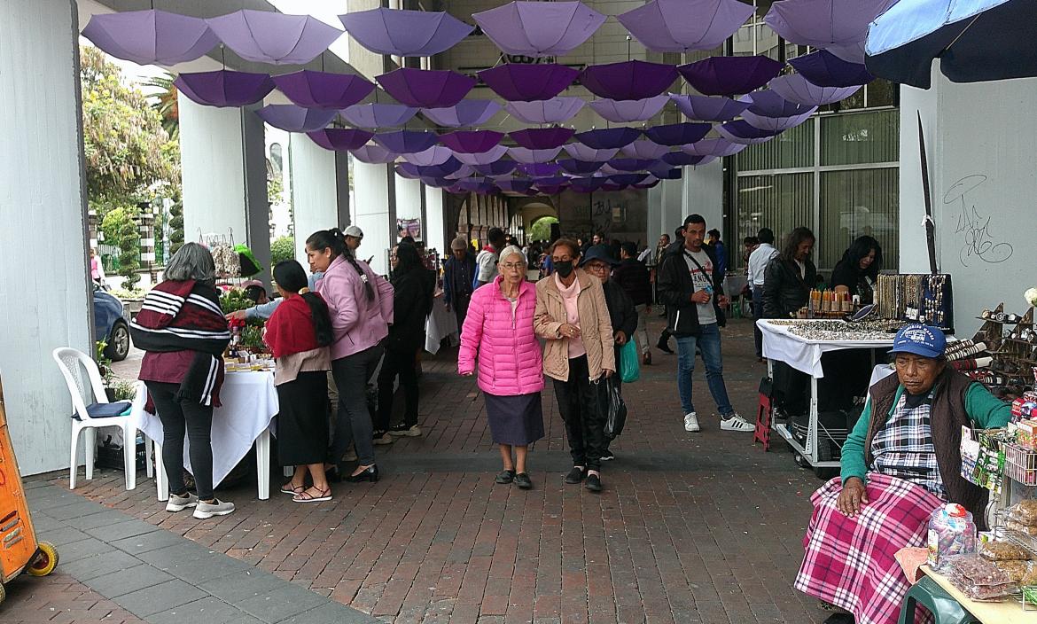 Los comerciantes se ubican en los portales y calles por la fiesta de Ambato.