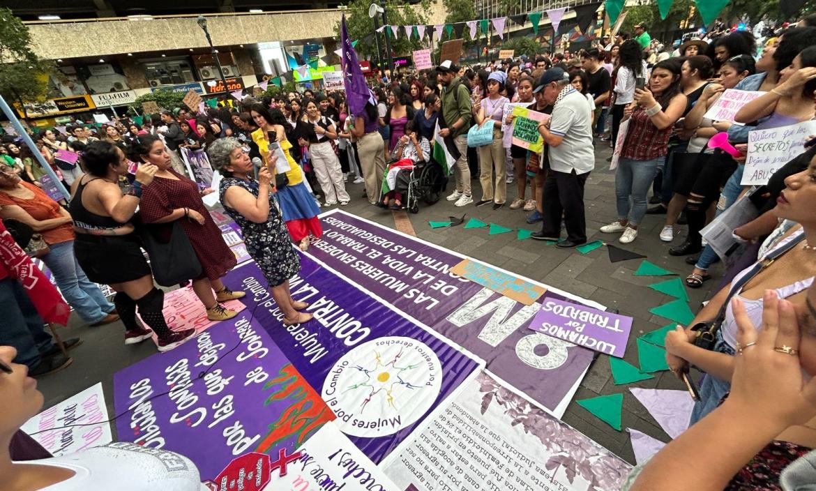 La marcha del 8M en Guayaquil se inició en la av. 9 de Octubre.