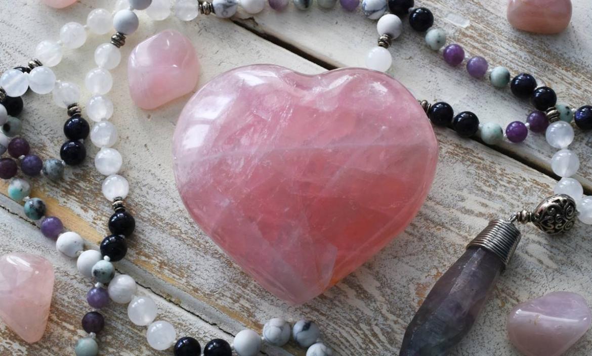 El cuarzo rosa es una piedra que cuida del amor de pareja, de familia y entre amigos