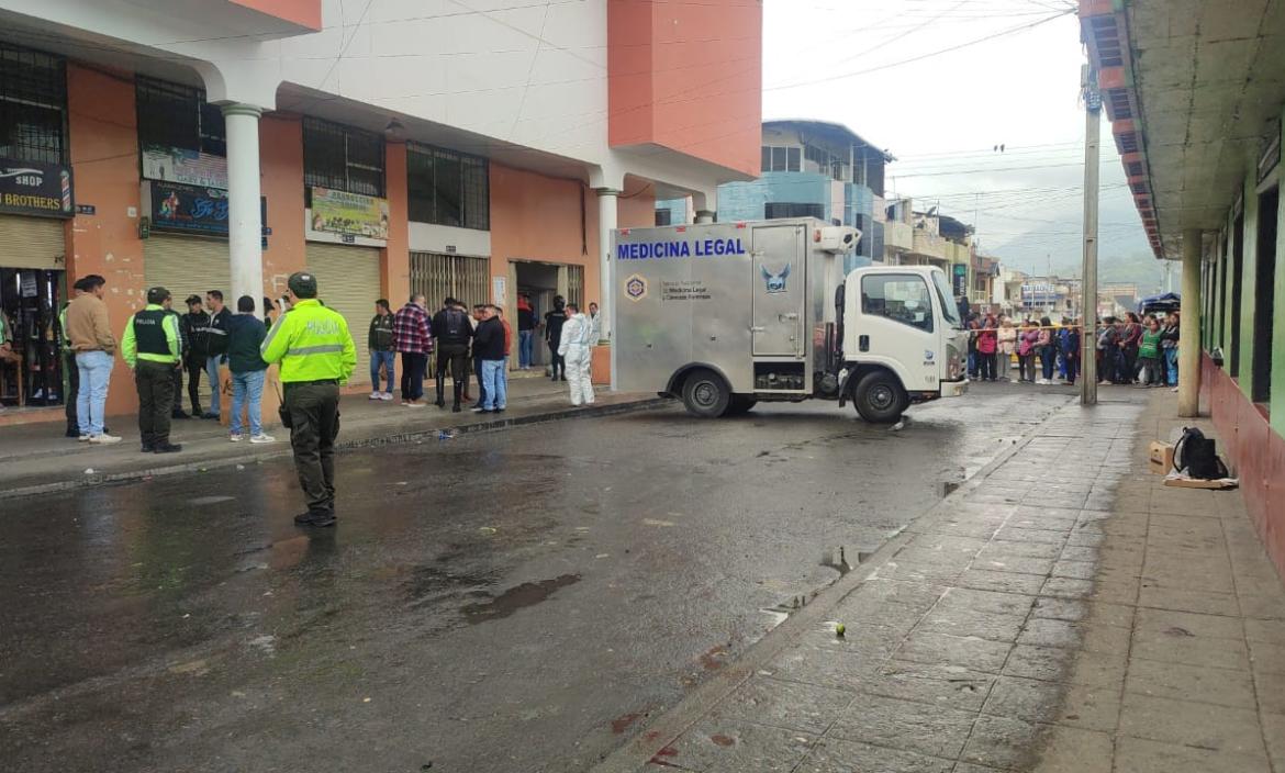 Una persona fue baleada en el mercado mayorista de Loja.