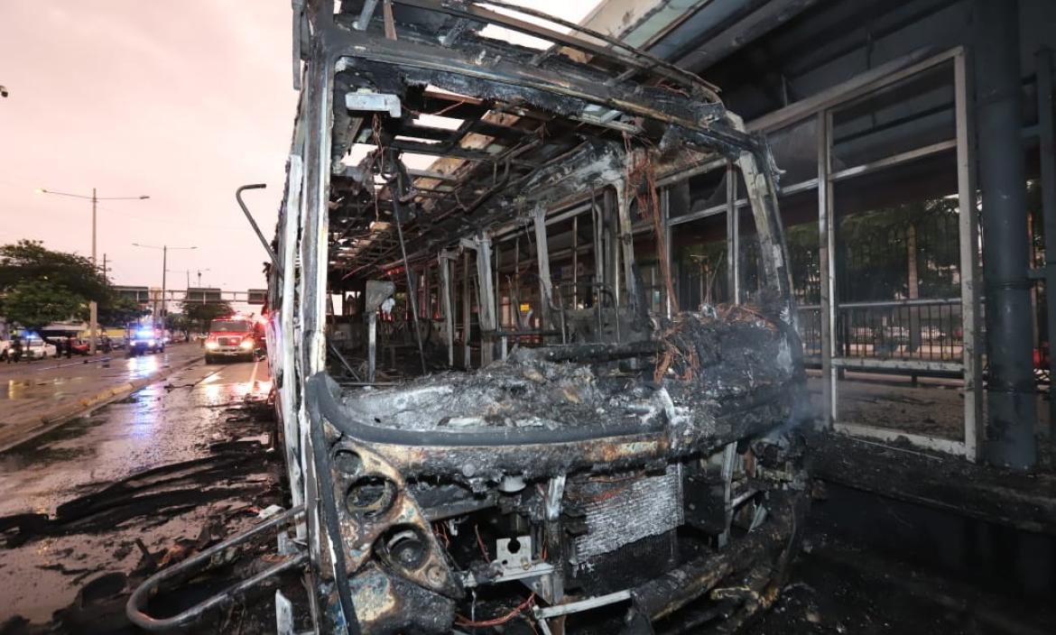 El bus quedó destruido por las llamas.