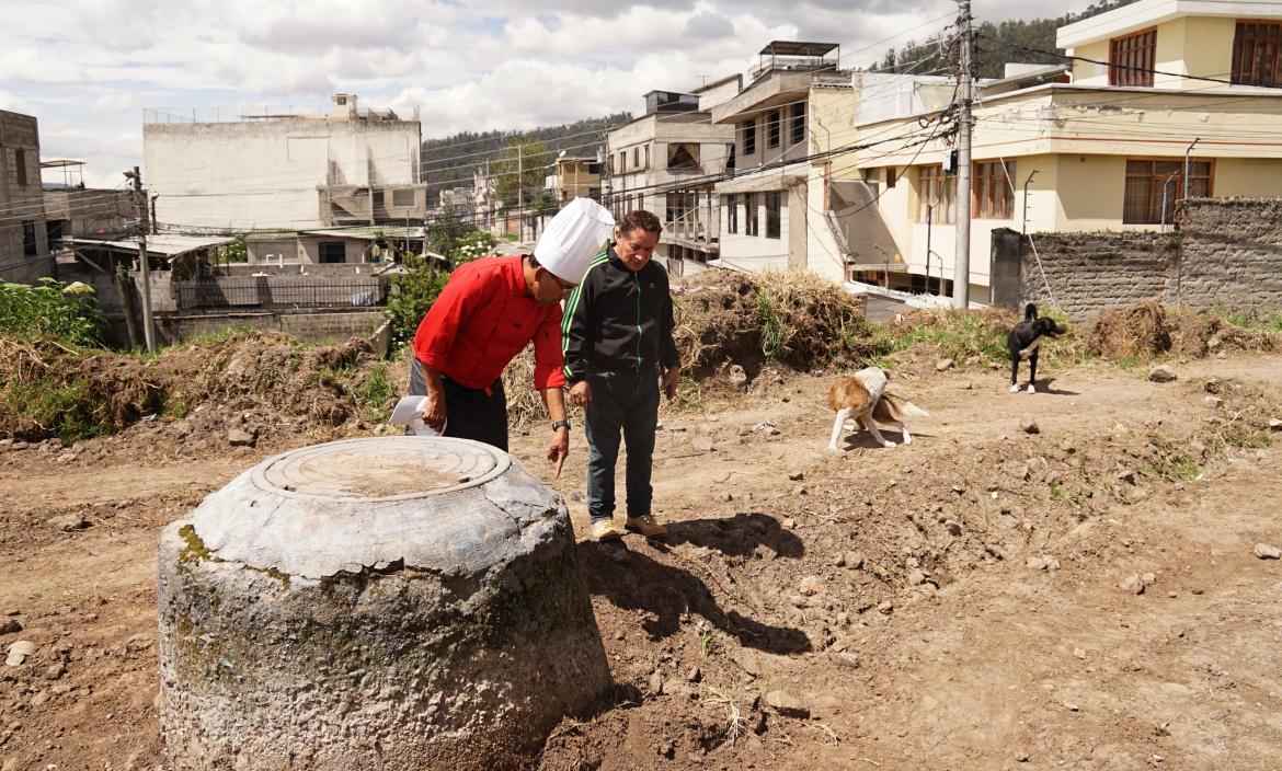 Los habitantes Nilo Lima y Geovanny Calderón han tomado la iniciativa de arreglar el barrio, ante la falta de apoyo municipal.