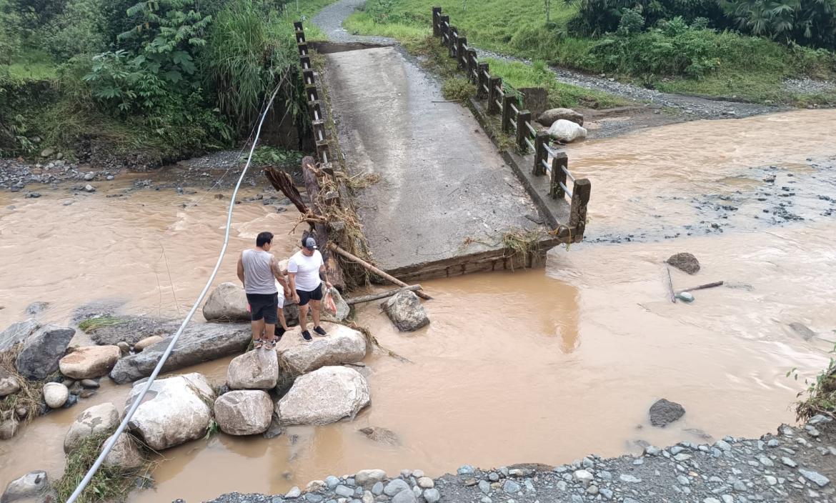 El puente colapsado en La Maná.
