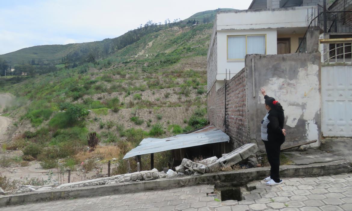 Los únicos habitantes del barrio Nueva Alausí recorren las calles desoladas y con viviendas desocupadas.