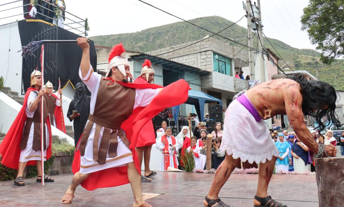 Varias personas retrataron el Vía Crusis de Jesús.