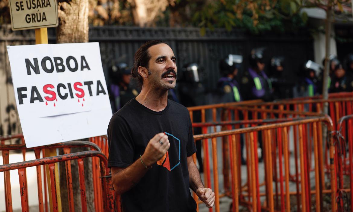 Un hombre protesta durante una manifestación afuera de la Embajada de Ecuador en México.