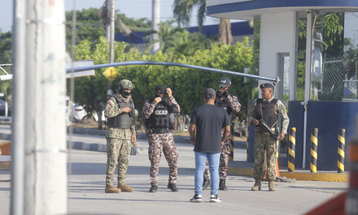 El resguardo militar se mantiene en el exterior del hospital Naval.