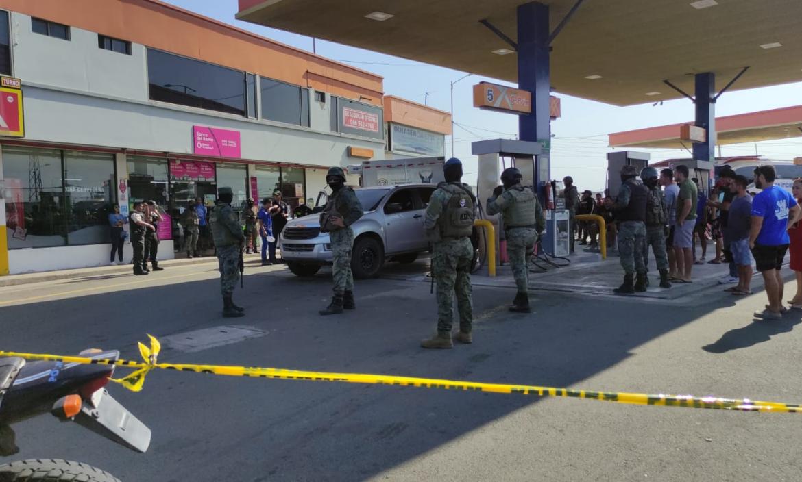 En una gasolinera de Manta fue asesinado un hombre.