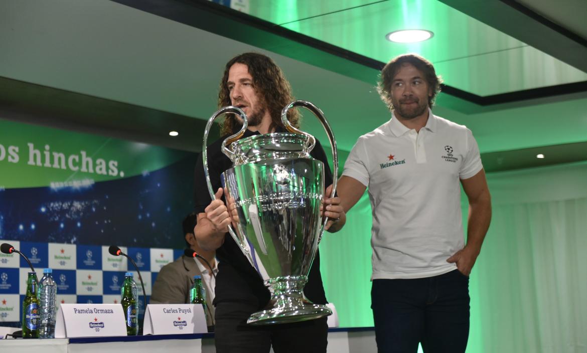 Carles Puyol y Diego Lugano en Quito con el trofeo de la UEFA, también conocido como la ‘orejona’.