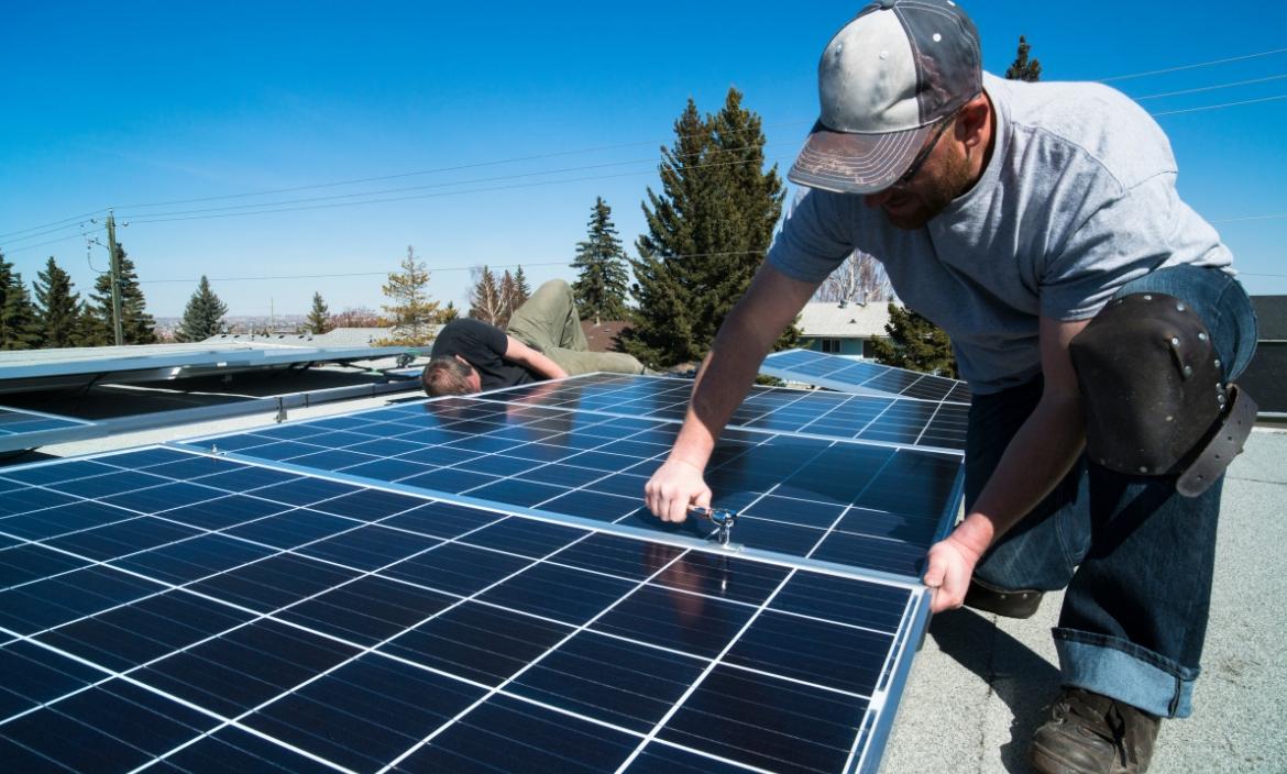 La instalación de sistemas de paneles solares es una opción que la ciudadanía ha estado analizando a causa de los cortes de energía eléctrica en Ecuador.
