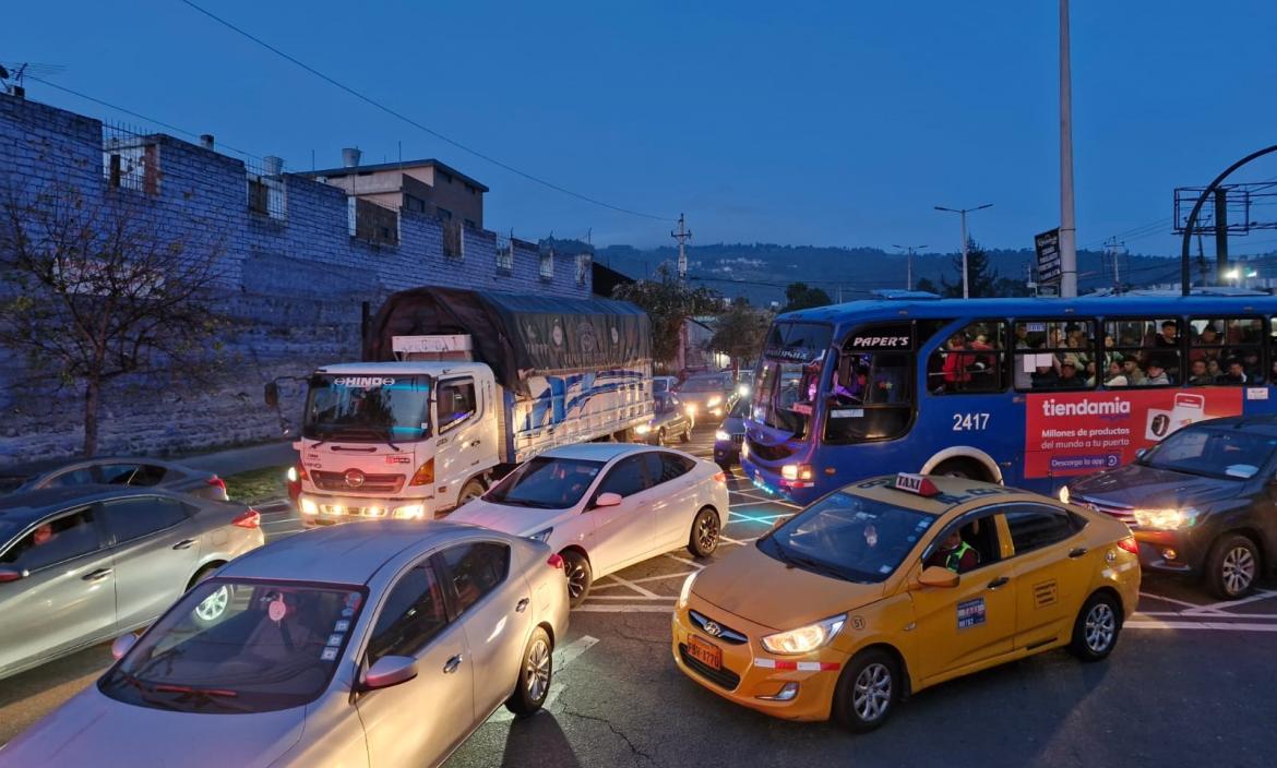 En Quito se registró una mayor congestión vehicular en algunos sectores, debido a que los semáforos no funcionaban.