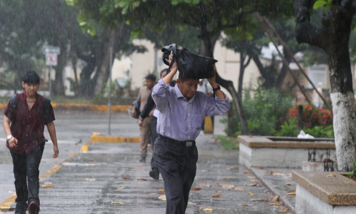 La lluvia, un lío al iniciarse la jornada electoral de este 21 de abril.