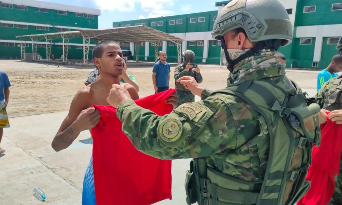 Militares entregaron prendas de vestir a reclusos en Esmeraldas.