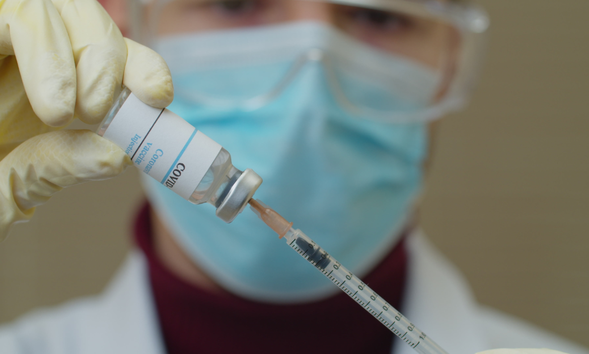 Las vacunas contra el covid se produjeron relativamente rápido durante la pandemia.