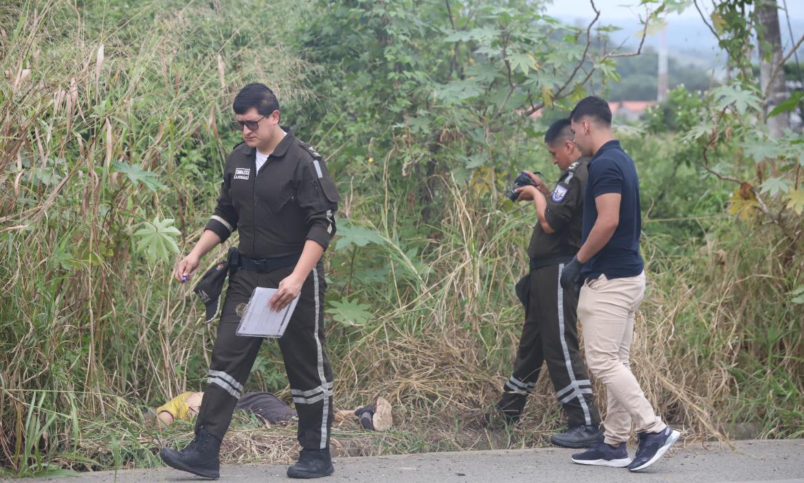 El cuerpo fue abandonado entre matorrales.