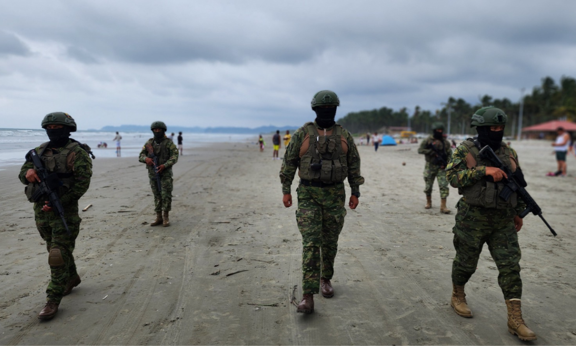 Militares resguardan las playas de Esmeraldas.