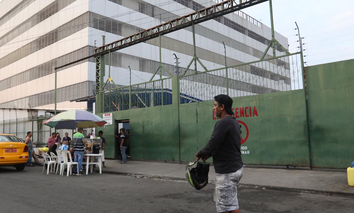 Las afueras del Abel Gilbert de Guayaquil, este 3 de mayo.