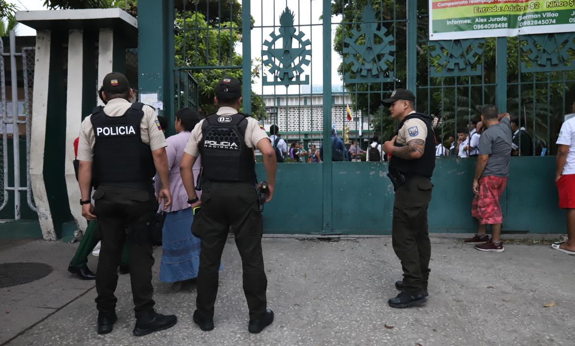Agentes de Policía custodiaron varias escuelas en Guayaquil en el regreso a clases.
