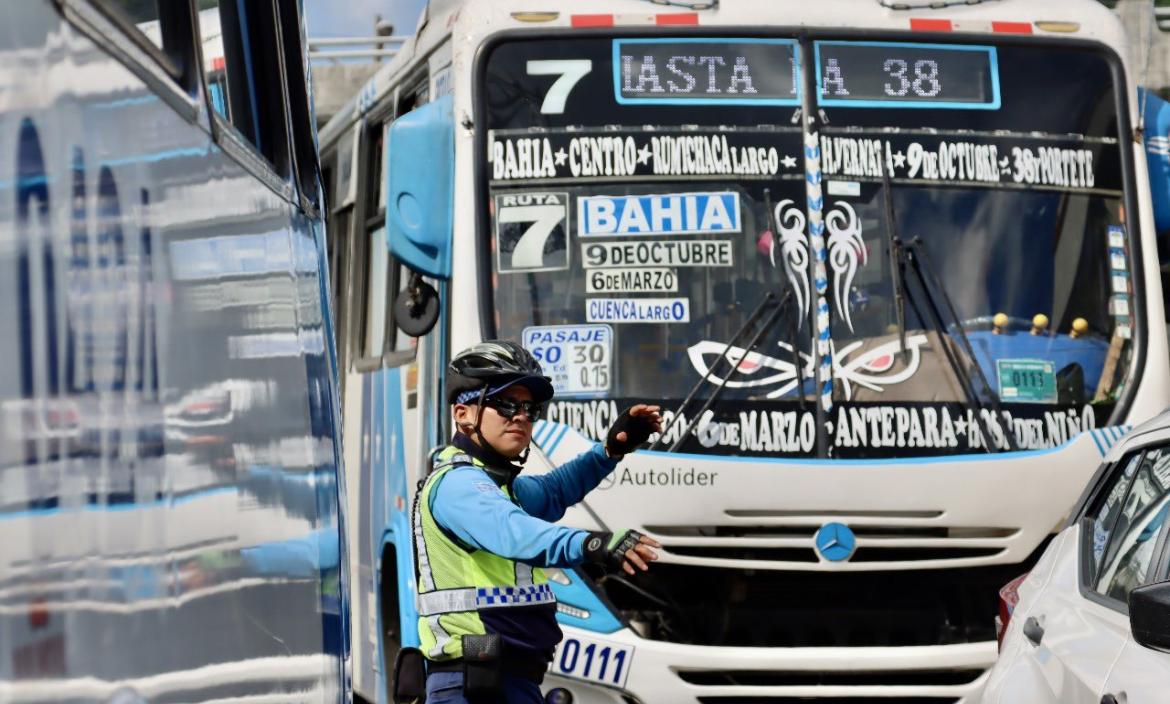 ATM dirigiendo el tránsito vehicular en Guayaquil