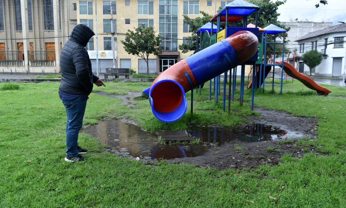 Junto a los juegos infantiles se forman charcos que permanecen luego de las lluvias.