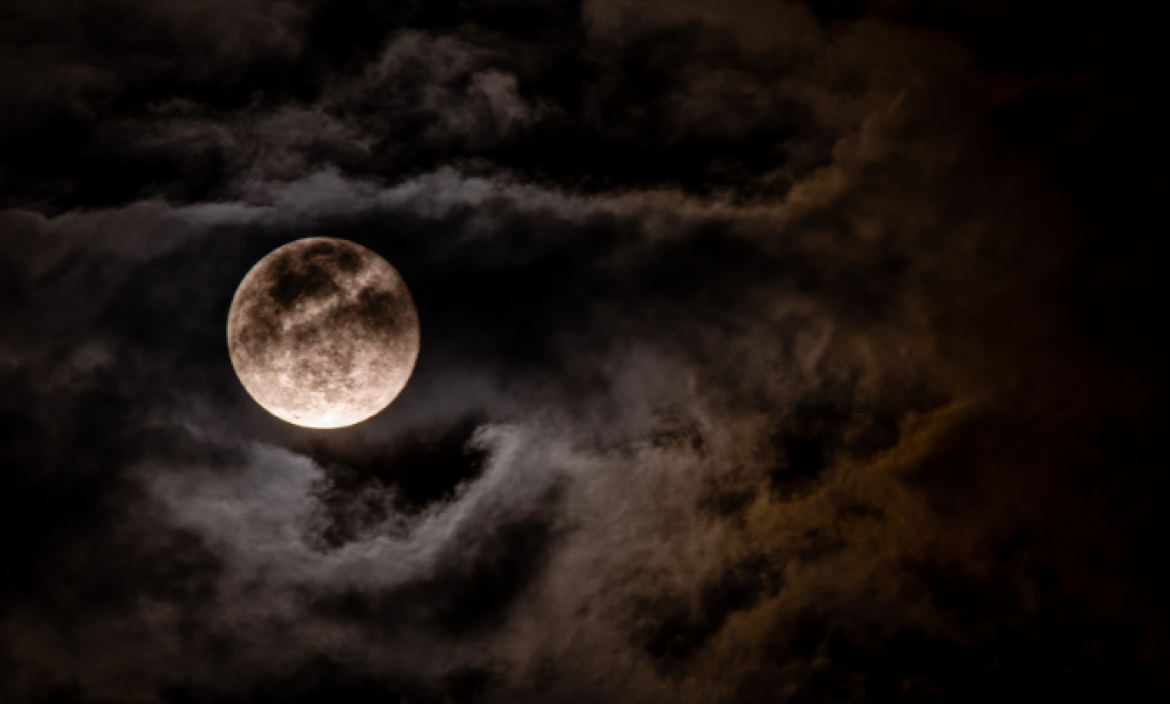 Conoce más sobre la luna de flores de mayo.