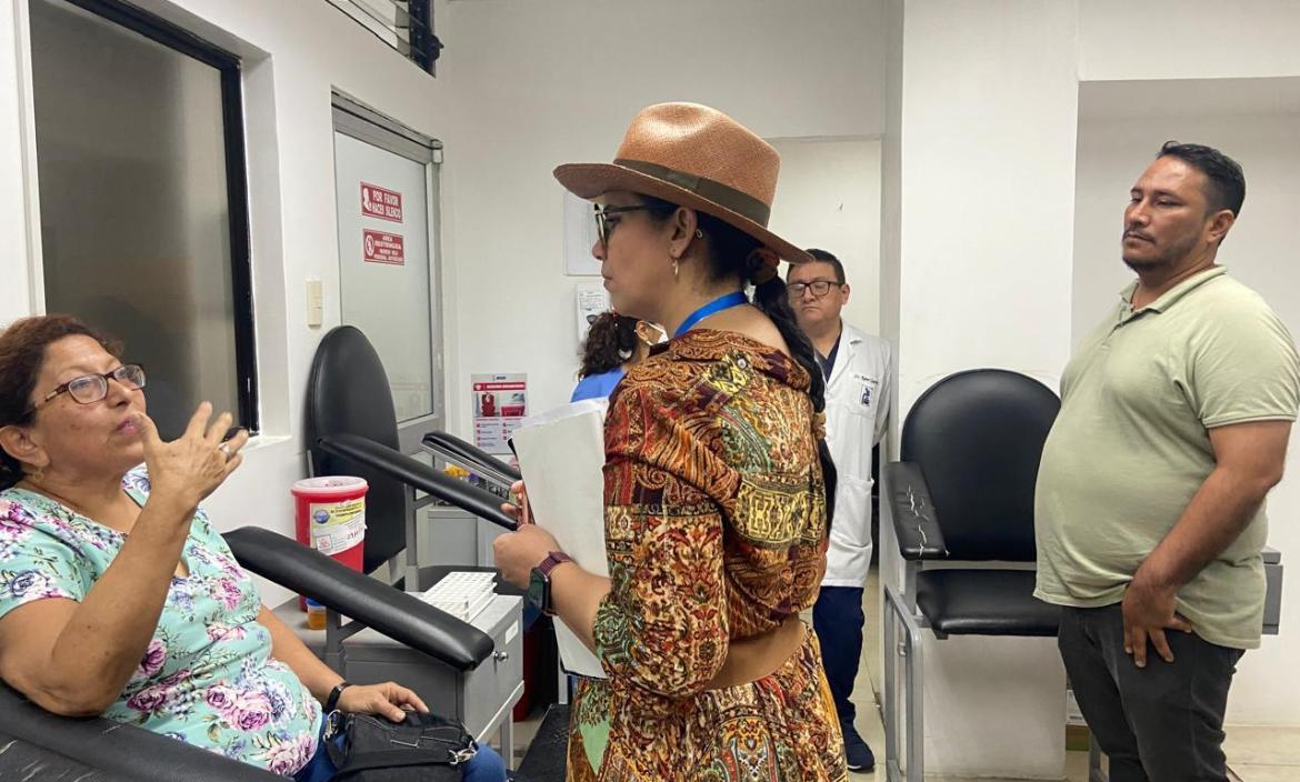 Una paciente expresa su queja a la asambleísta Mónica Salazar, quien visitó centros de salud.