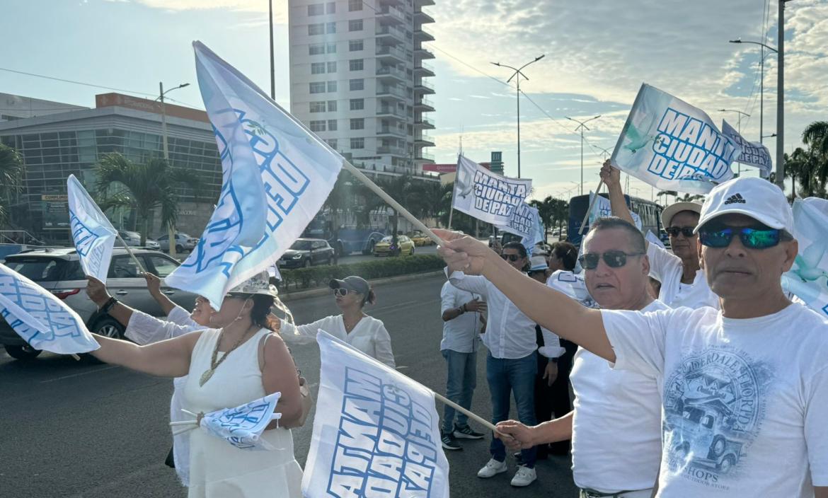 Ciudadanos salieron a reclamar por paz ante los atentados en Manta.