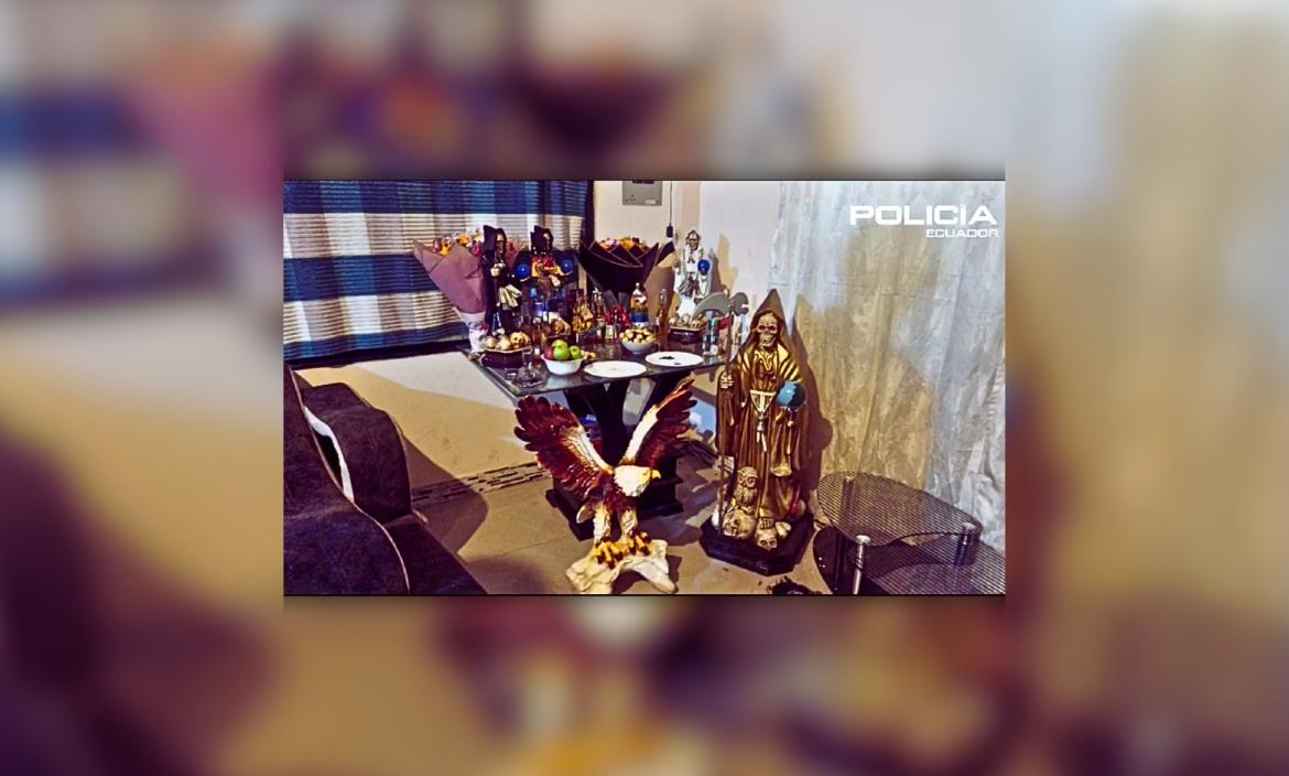 Las imágenes de este altar fueron compartidas por la Policía Nacional. Estaba en uno de los 24 sitios allanados en el operativo contra Los Choneros.