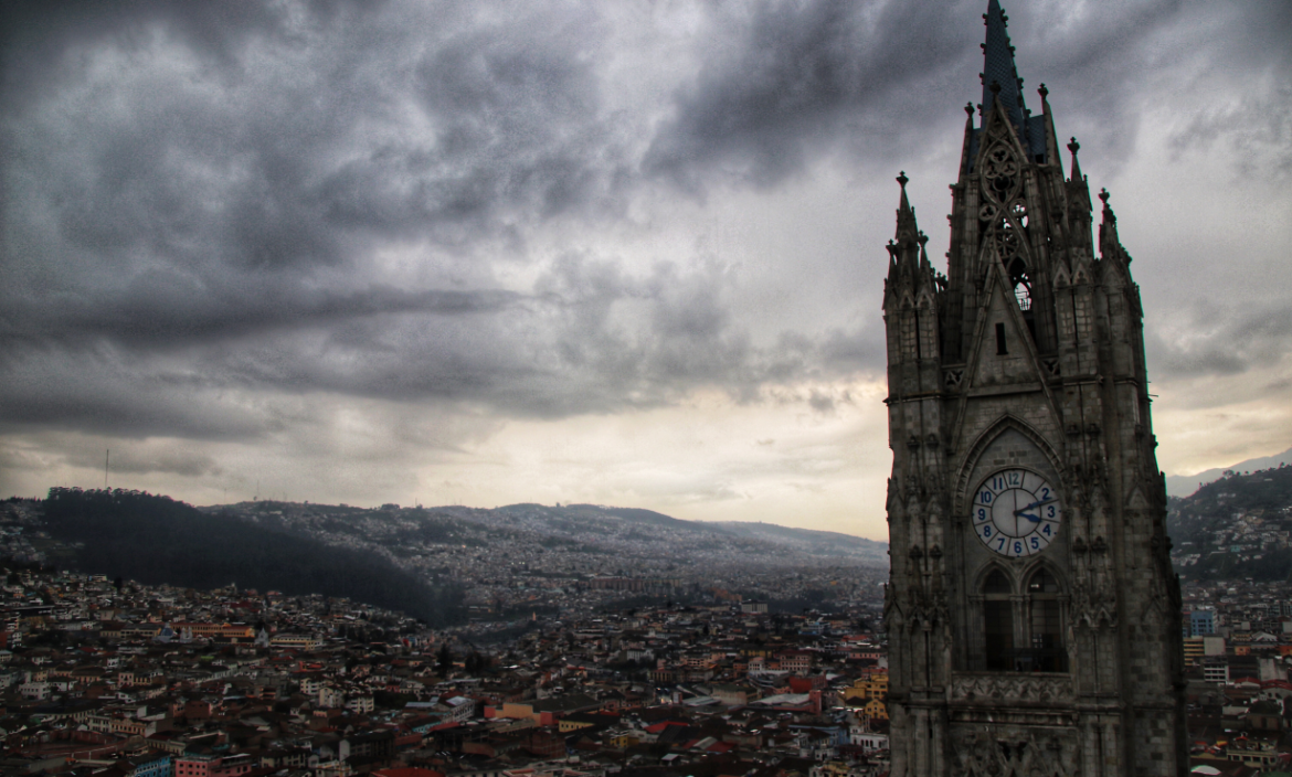Quito en un día mayormente nublado. ¿Cómo estará el clima hoy?