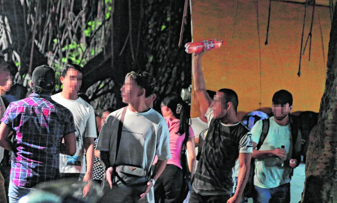 Estudiantes bebiendo licor en la universidad de Guayaquil