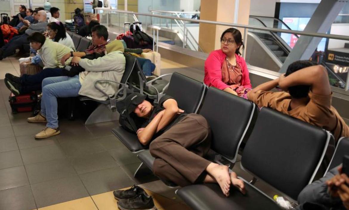 Varias personas se quedaron varadas en el aeropuerto.