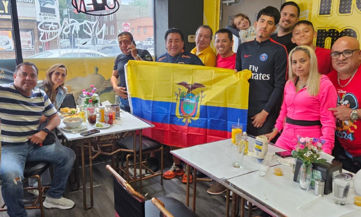 Compatriotas de otros y periodistas que llegaron de Ecuador en la previa del partido.