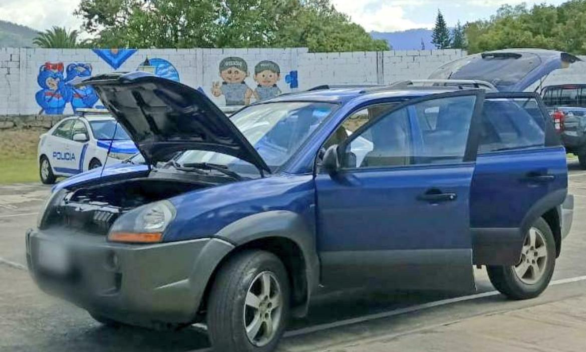 La Policía Nacional del Ecuador informó que un sospechoso fue detenido con este vehículo reportado como robado, en Cumbayá, sector de Tumbaco, en Quito.