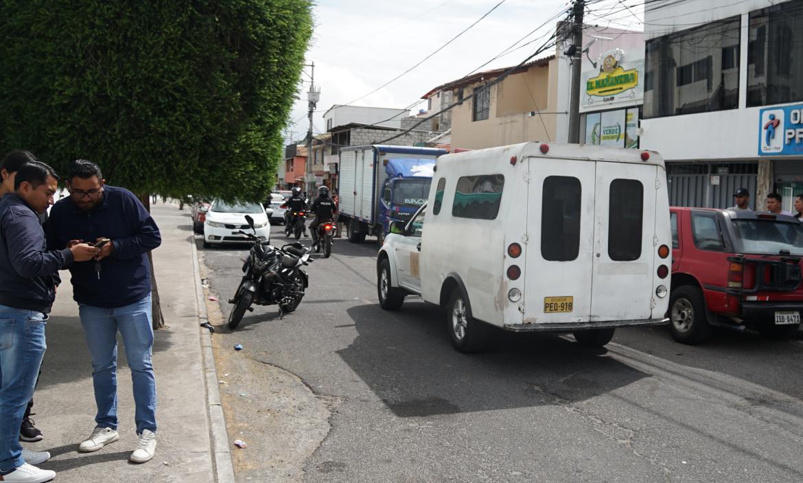 En este vehículo era transportado Jairo Zambrano, presunto integrante el grupo terrorista Los Lobos. Fugó afuera del hospital Pablo Arturo Suárez, en el norte de Quito.