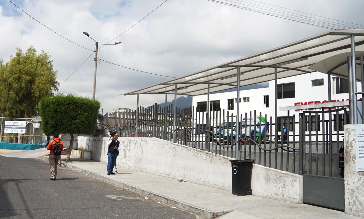 Una guía penitenciaria resultó herida y fue ingresada de urgencia al hospital Pablo Arturo Suárez, en el norte de Quito.