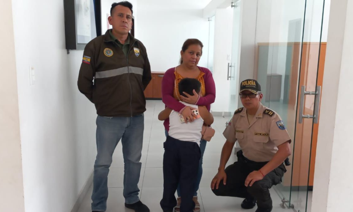 La mujer fue detenida para investigaciones.