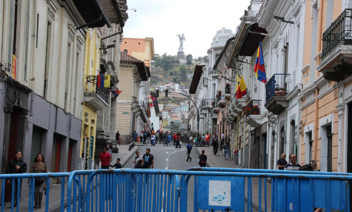 Dos cuadras a la redonda se han cerrado con vallas en el Centro Histórico de Quito, para restringir el acceso hacia el Palacio de Carondelet.