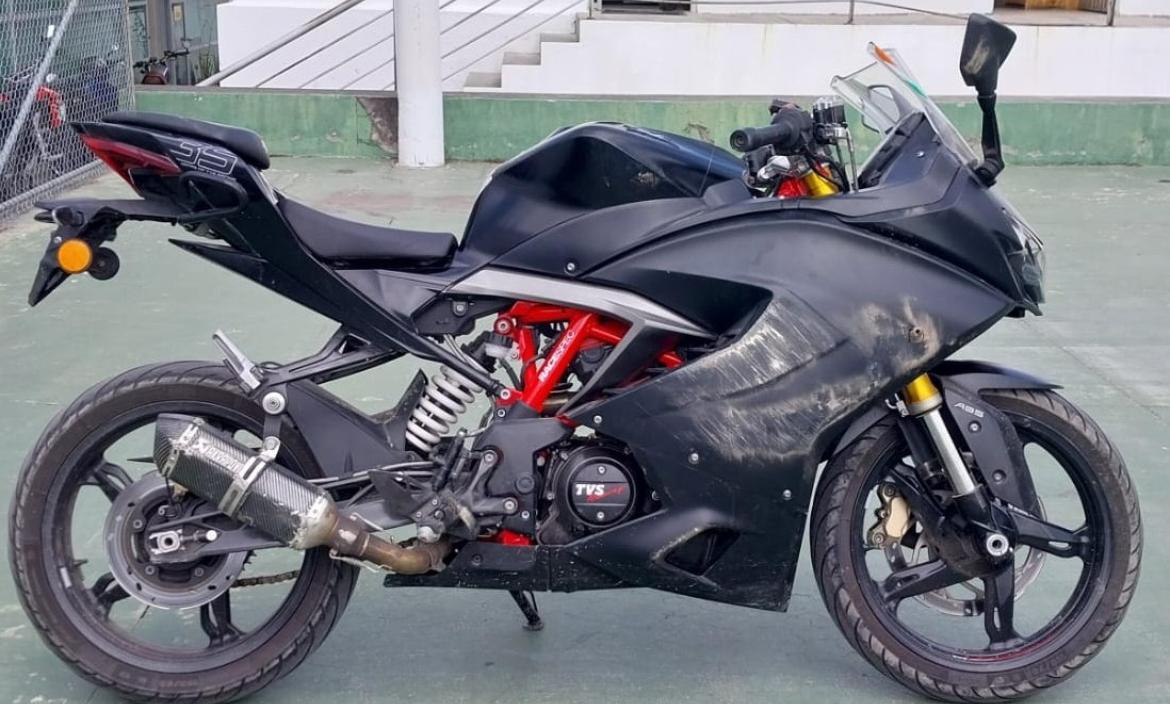 Esta motocicleta fue recuperada por la Policía Nacional del Ecuador luego de una persecución a dos sospechosos. Uno fue detenido.