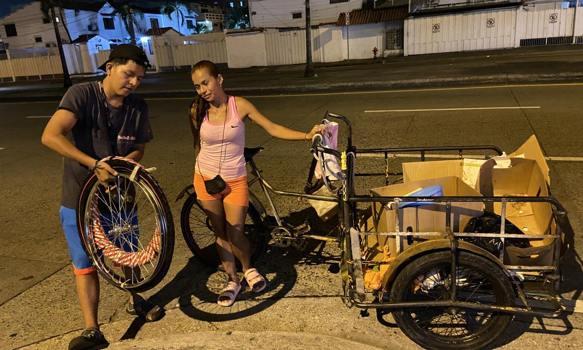 En la avenida Felipe Pezo, al norte de Guayaquil, los recicladores Daniel Pomaina y Katiuska Falquez recibieron regalos por el Día del Padre.