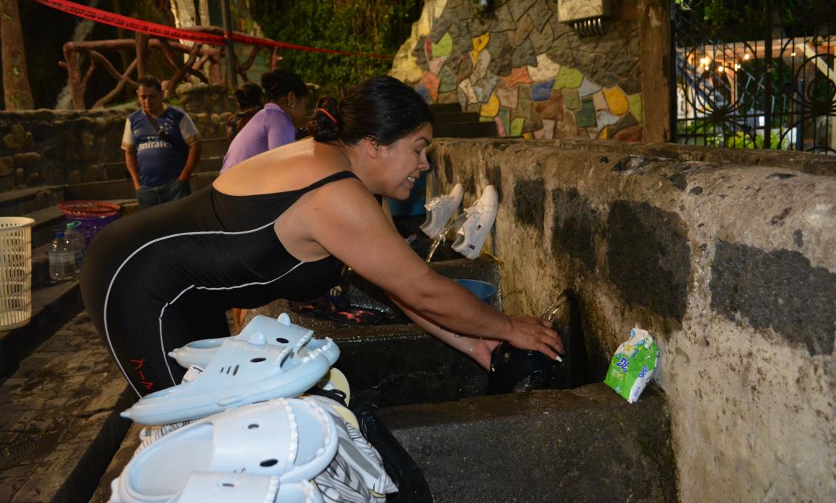 Marcia aprovecha las noches para lavar su ropa en el lavadero público ya que no cuentan con el agua potable en Baños.