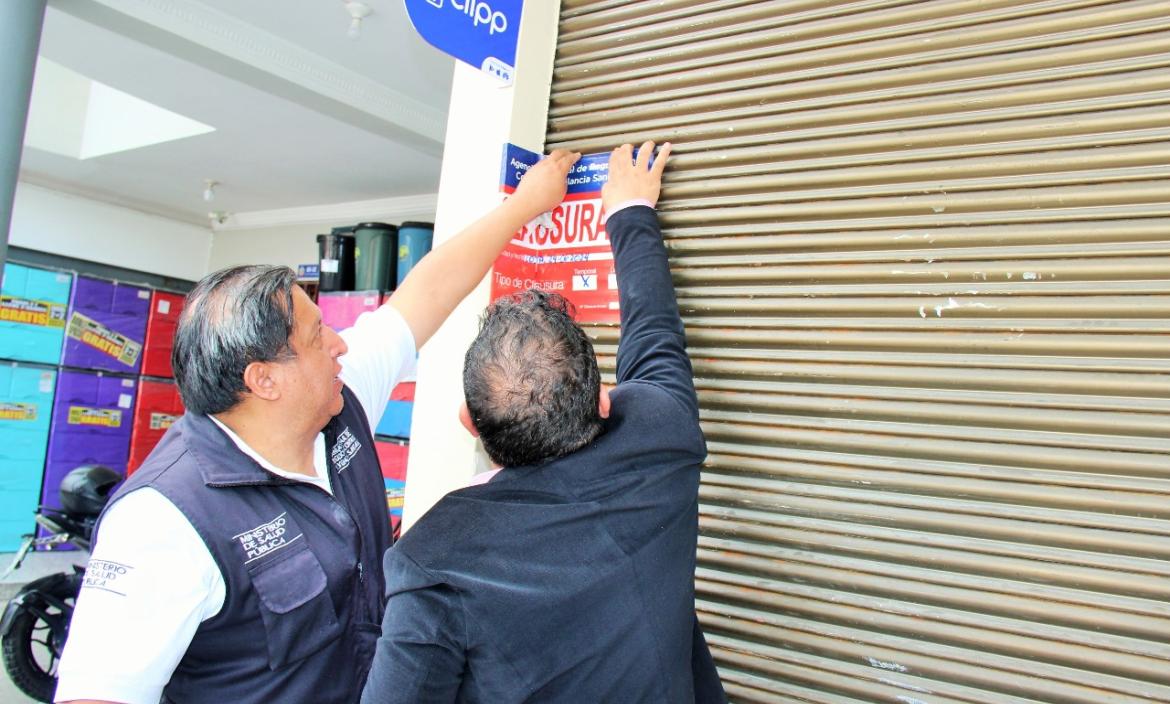 Personal de Arcsa y la Intendencia General de Policía clausurando uno de los establecimientos en Loja.