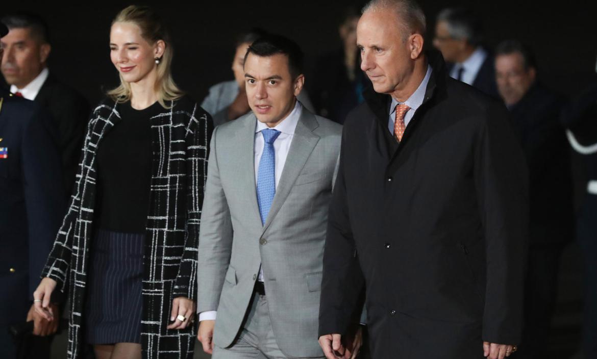 El presidente de Ecuador, Daniel Noboa (c), y su esposa, Lavinia Valbonesi (i), caminan junto al ministro de Relaciones Exteriores del Perú, Javier González-Olaechea, a su llegada este miércoles, al Grupo Aéreo No. 8 en Lima (Perú). EFE/ Paolo Aguilar