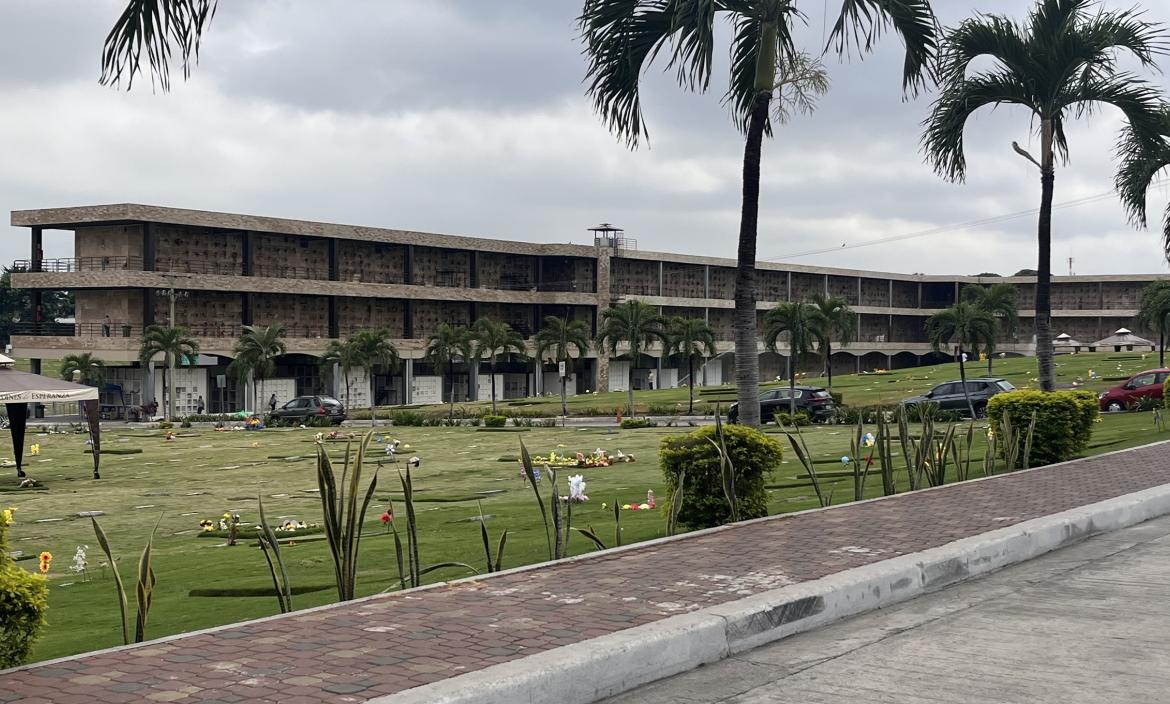 Cadáveres de la morgue al cementerio Jardines de Esperanza de Guayaquil.jpg