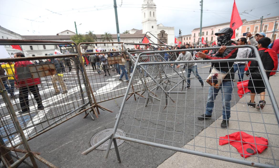 Manifestantes dañan algunas vallas en Quito.