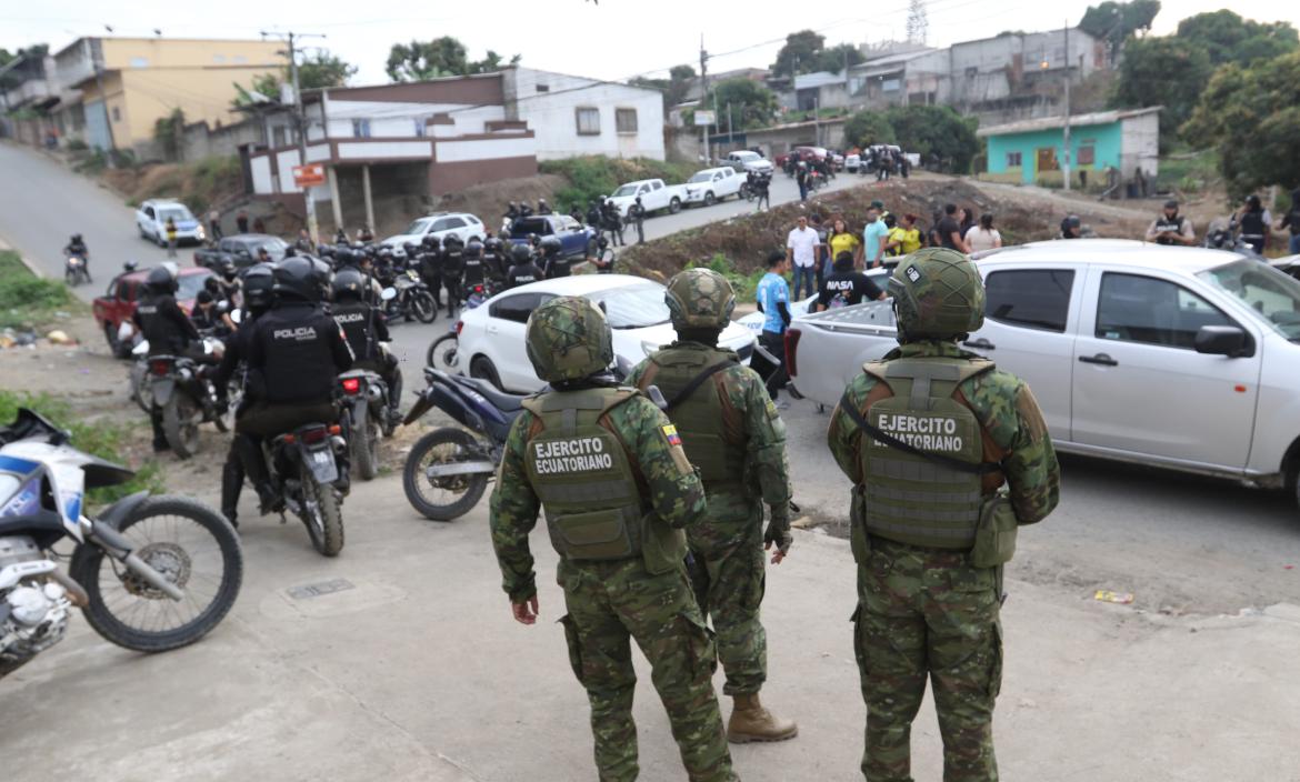 Varios policías fueron atacados en esta zona de Guayaquil.